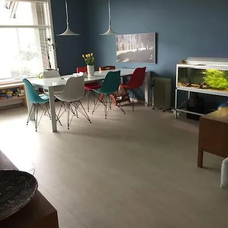 3 Bedroom Apartment. Free Parking. * برغن